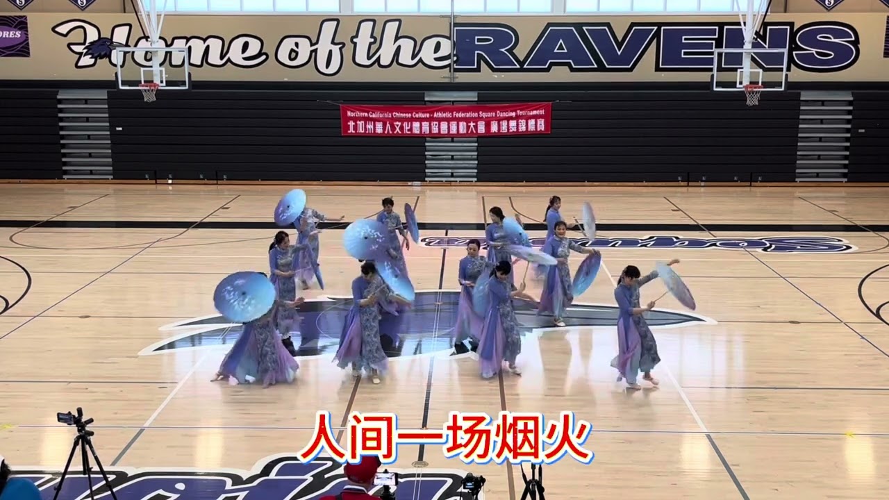 菲蒙腰鼓舞蹈团蝉联第23届“华体会”广场舞大赛冠军后，表演《人间烟火》