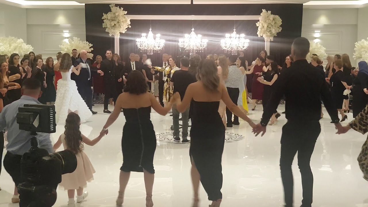 Arjeta - Nëna hedh vallen në synetin e 3 djemëve, Kolazh me këngë Jugu, Grupi Gëzimi- Australi 🎙🎷🎹🔊