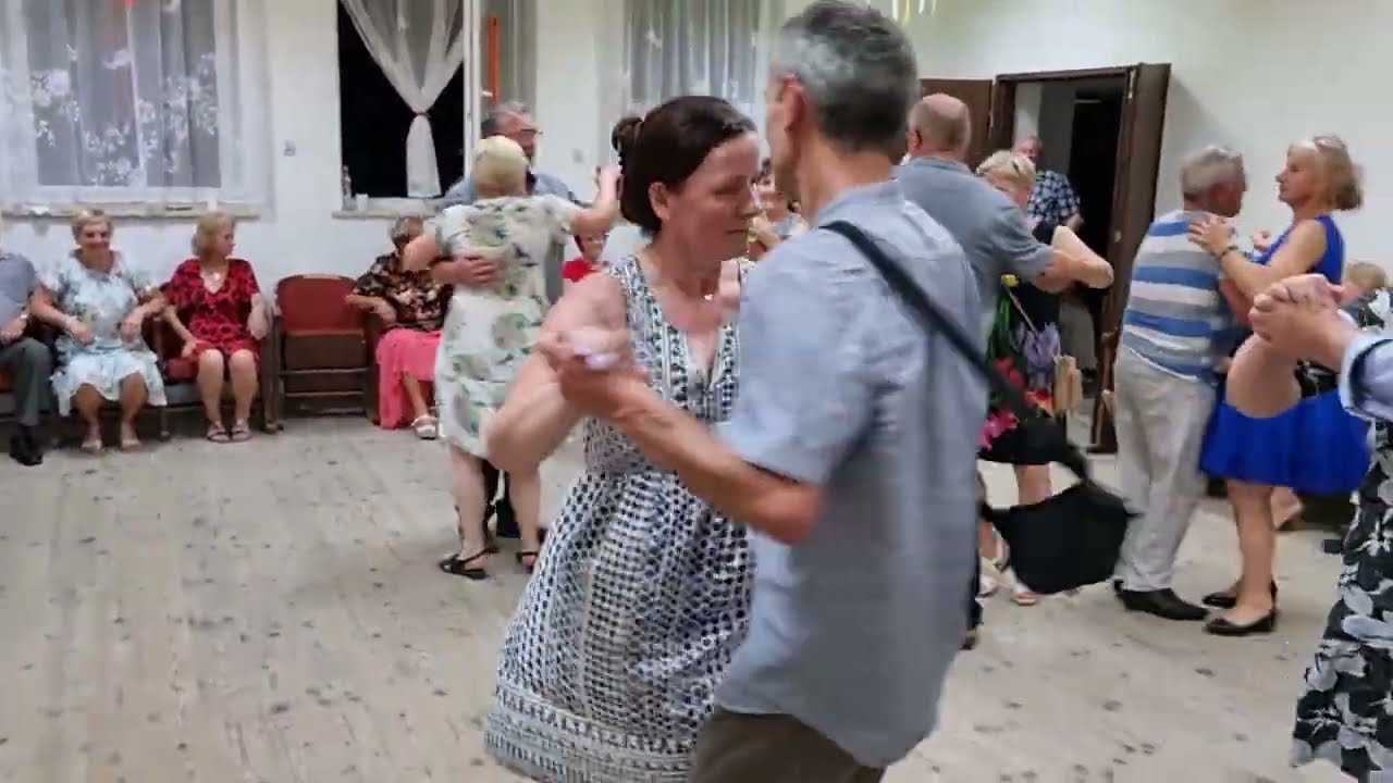 Przypatrzcie się starzy młodzi jak Piotrek z Kasią w oberku chodzi.