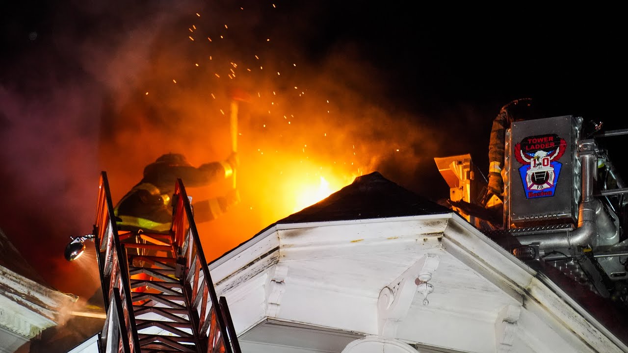 **3rd Alarm** Boston Fire Dept. Battles 3-Alarm Fire in Large 4 Story Dwelling - Fire thru the Roof
