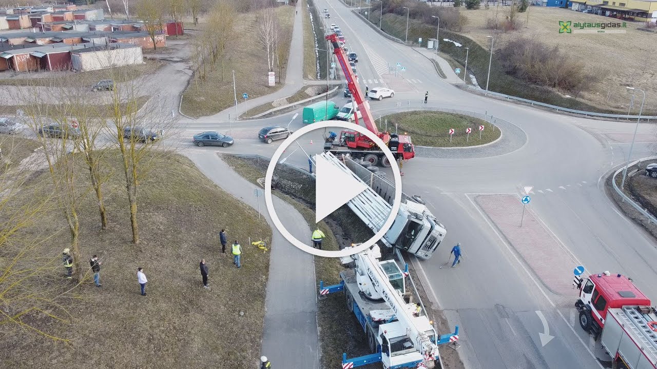Alytaus žiedinėje sankryžoje apvirto į Švediją važiavęs vilkikas