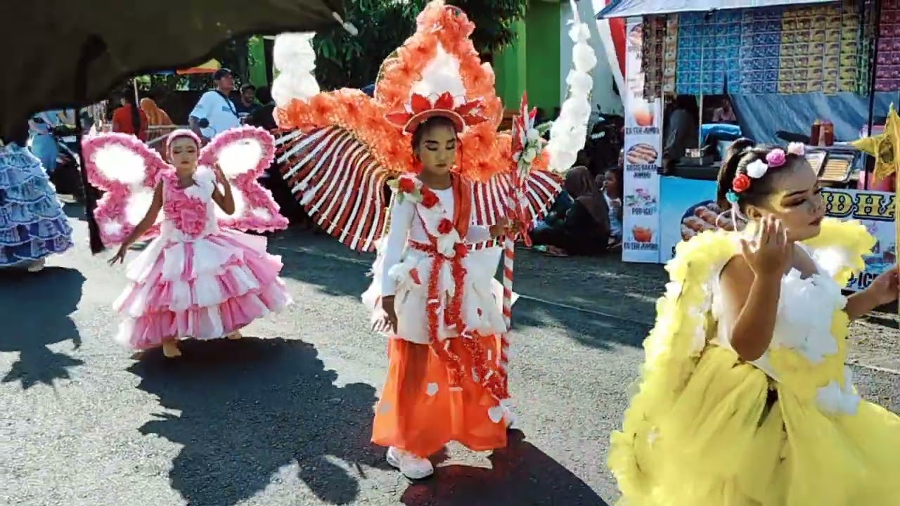 Kirab budaya peserta SDN 2 Plampangrejo , Kecamatan Cluring
