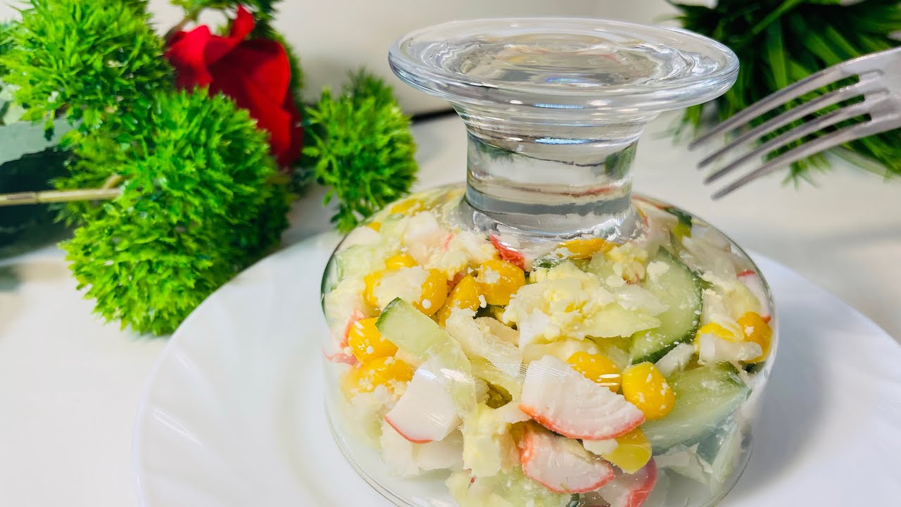 Салат из имитации краба и кукурузы, огурца, капусты и яиц