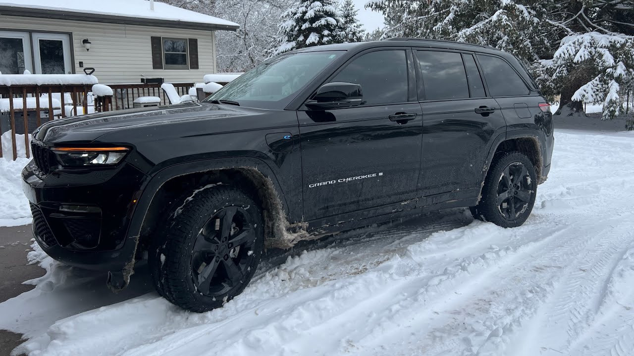 Jeep Grand Cherokee 4xe VS Winter Snow Storm!