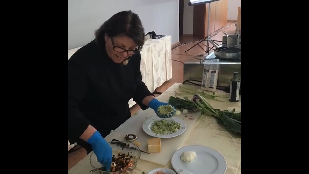 La nostra Lina conclude la preparazione degli Arancini al Trunzo di Aci.