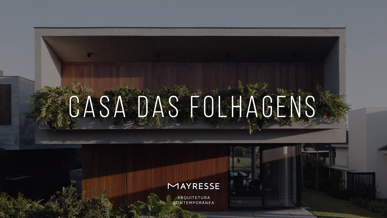 Casa das Folhagens: casa de praia em concreto aparente abraçada pelo paisagismo, em Atlântida/ RS