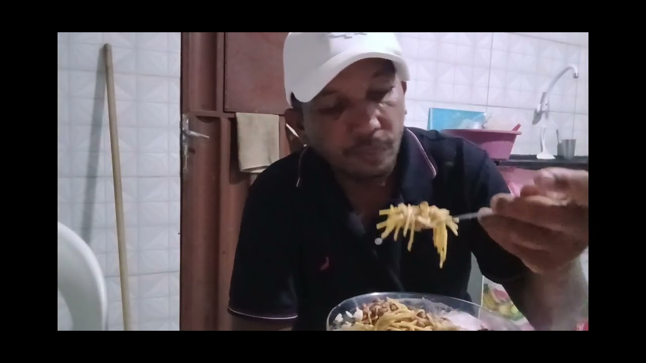 Angelina indo pra roça da comida a os cachorros 