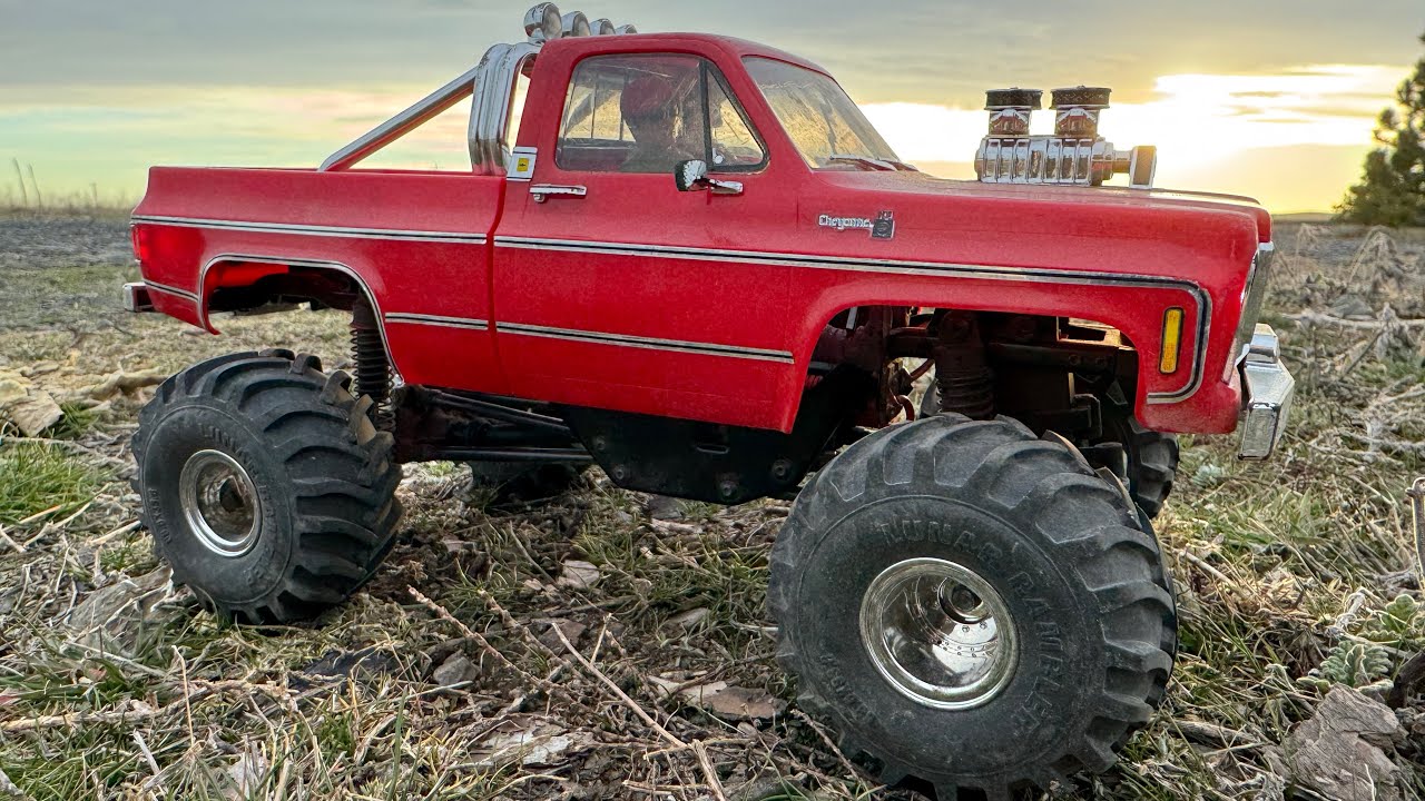 Chevy K10 crawling, hill climbing, ripping in sand #rc #rccar #rctruck #traxxas #rcadventure 