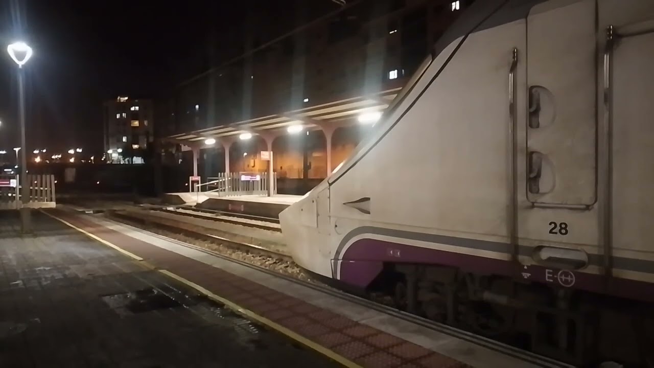 Alvia S 130 (Rama 28) destino Vigo guixar entrando y saliendo de la estación de Ponferrada 