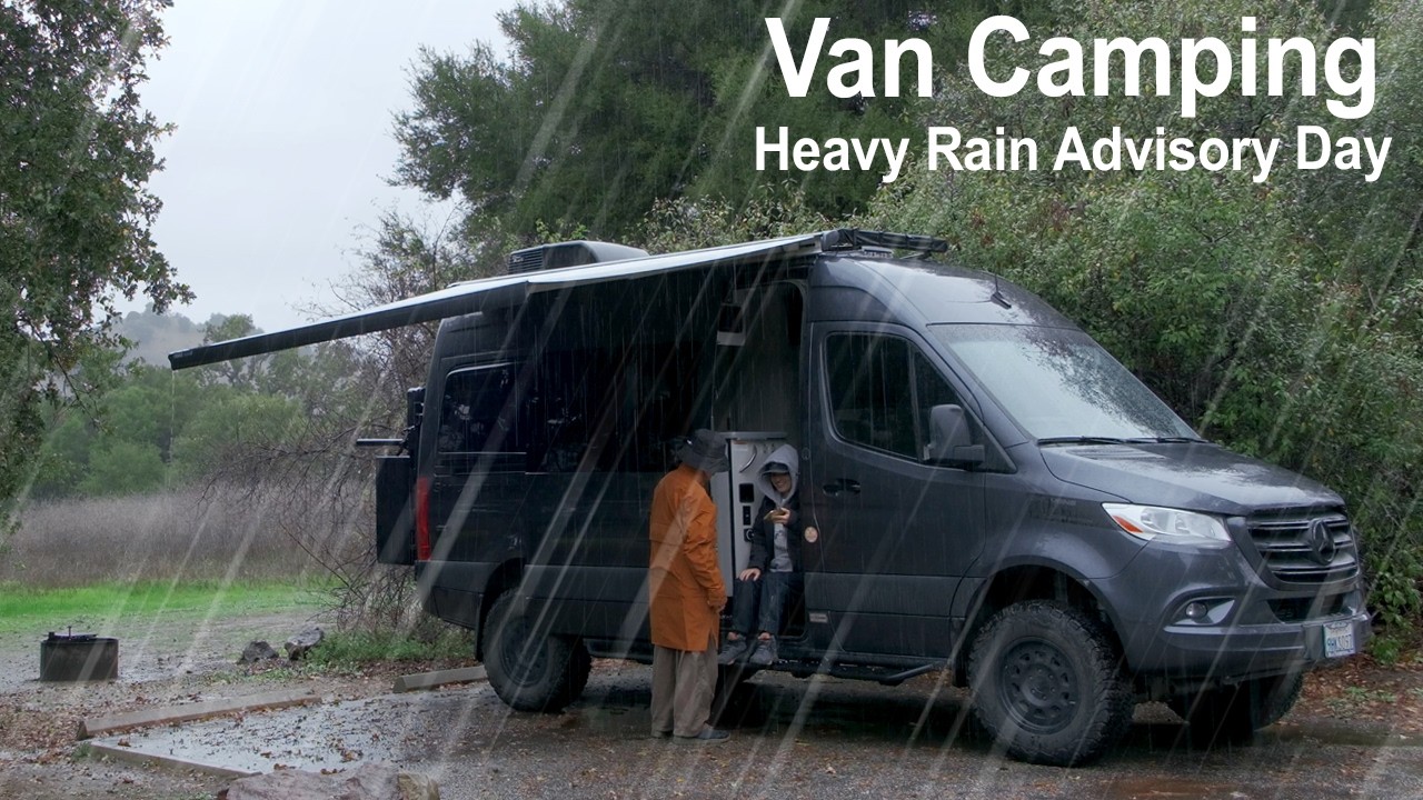 Вэн-кемпинг в дождливый день во время предупреждения о сильном дожде