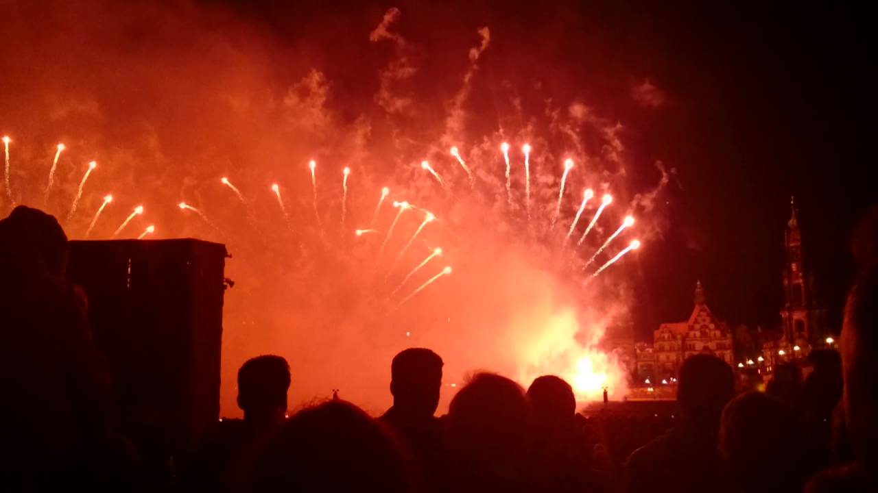 Dresden Feuerwerk am Elbufer - 2.10.2016 zum Tag der deutschen Einheit - Handyaufnahme