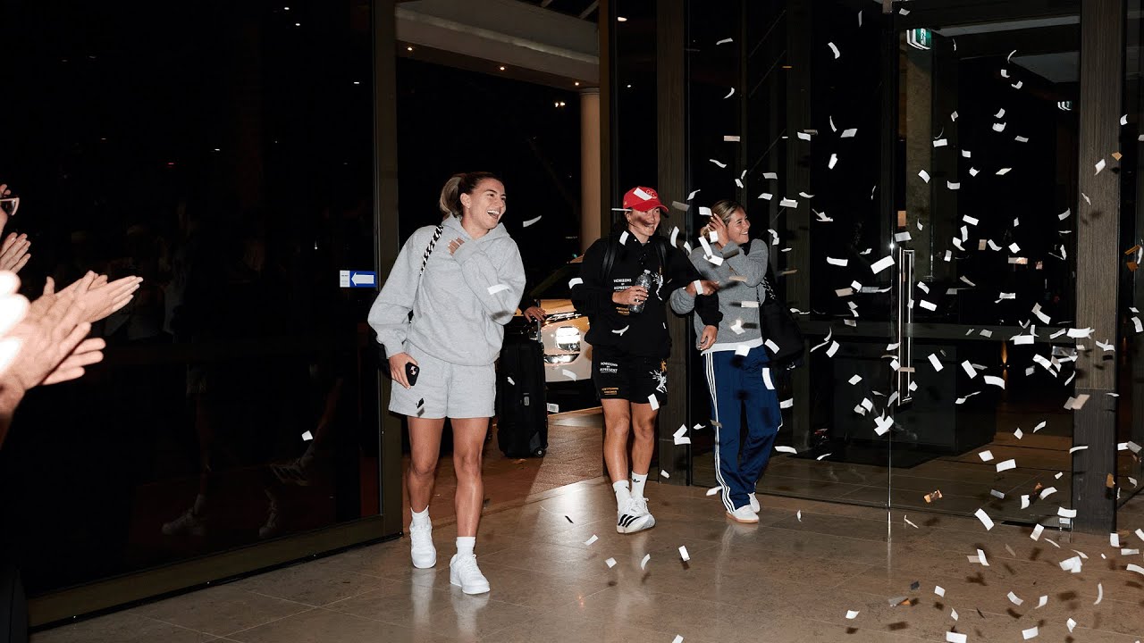 A homecoming fit for #UWCL winners ✈️🏆🏠