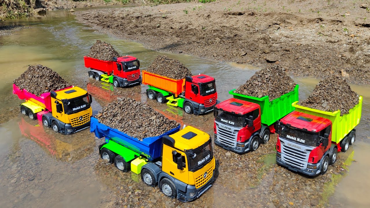 Membersihkan Truk Tronton Pasir Dan Menemukan Mainan Beko, Damkar, Mobil Truk, Mobil Molen, Sepedah