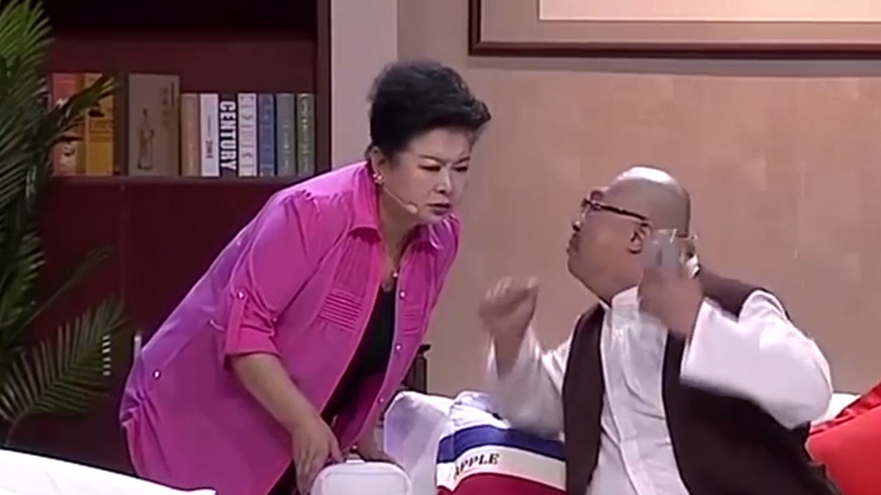 小米粒儿和老同学亲密互动，气坏王小欠儿！🤣🤣 #幽默段子 #搞笑 #喜剧 #爆笑 #小品