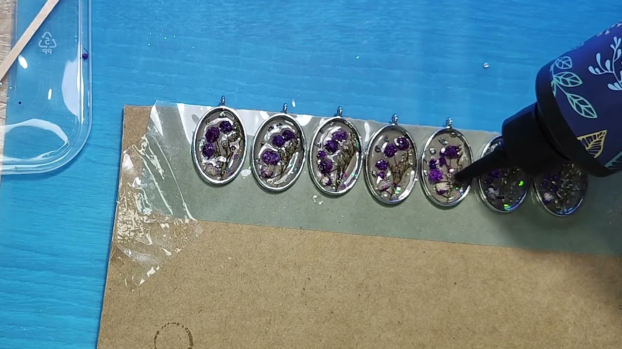 Кулон из УФ эпоксидной смолы своими руками, с натуральными цветами. DIY resin epoxy #resin  #смола
