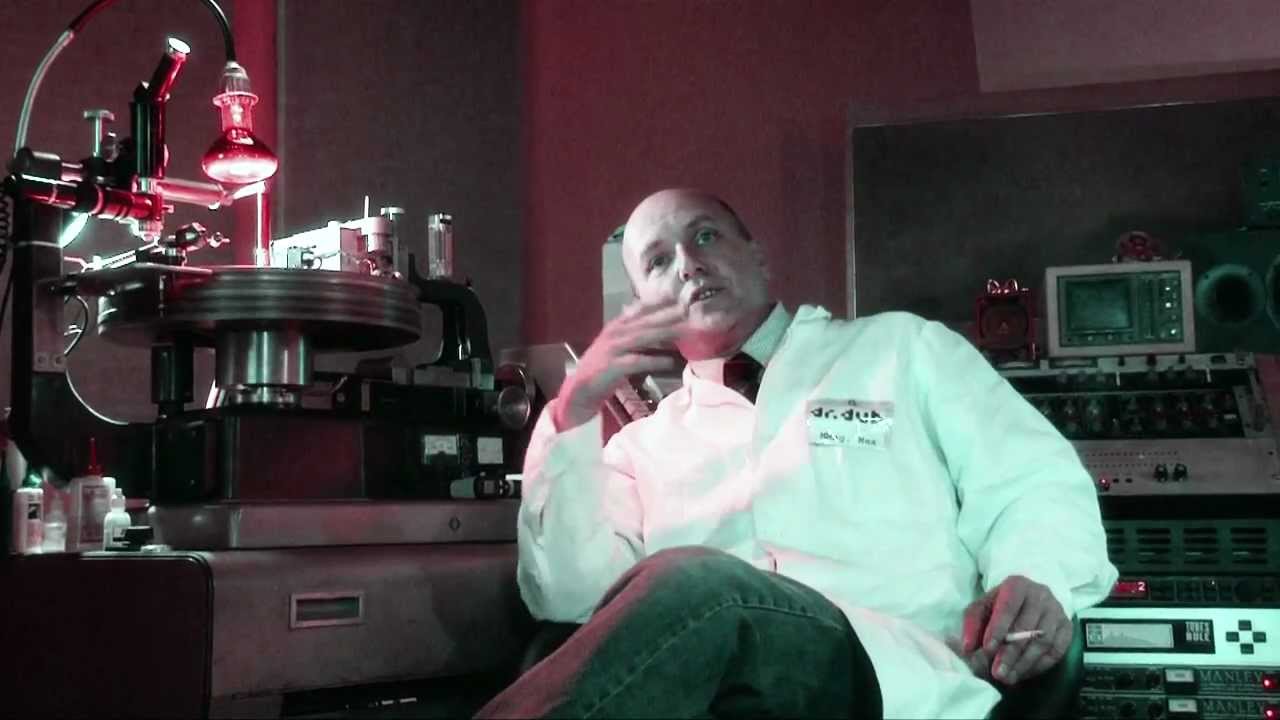dr. dub cutting Loops (locked grooves) on Vinyl Records (3D !)