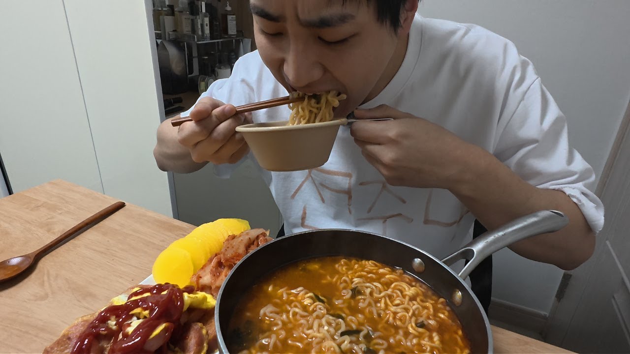 너구리 2봉(+ 계란) + 옛날 소세지
