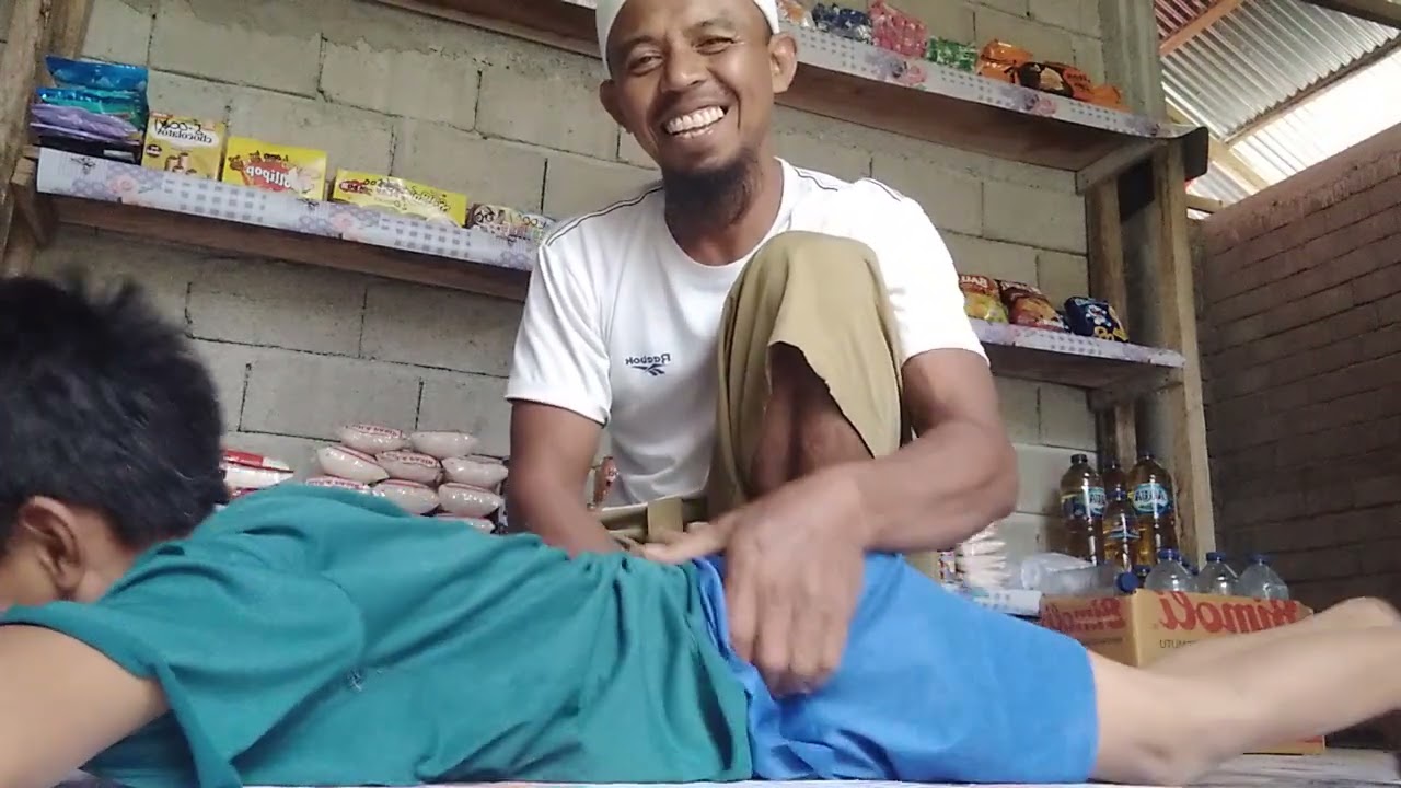 Tutorial cara memijat kretek2 sakit dada dan perut pa anak kecil