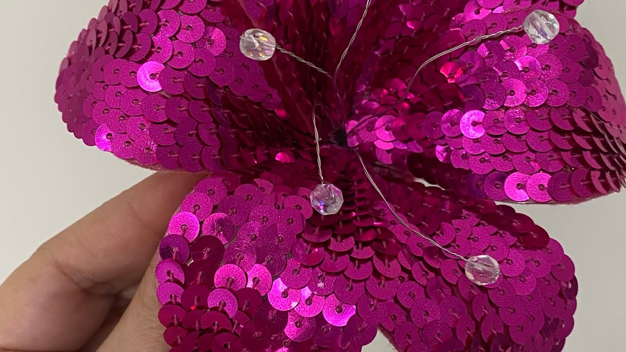 Flor de paetê modelo lírio, modelada com arame e acetato para o carnaval