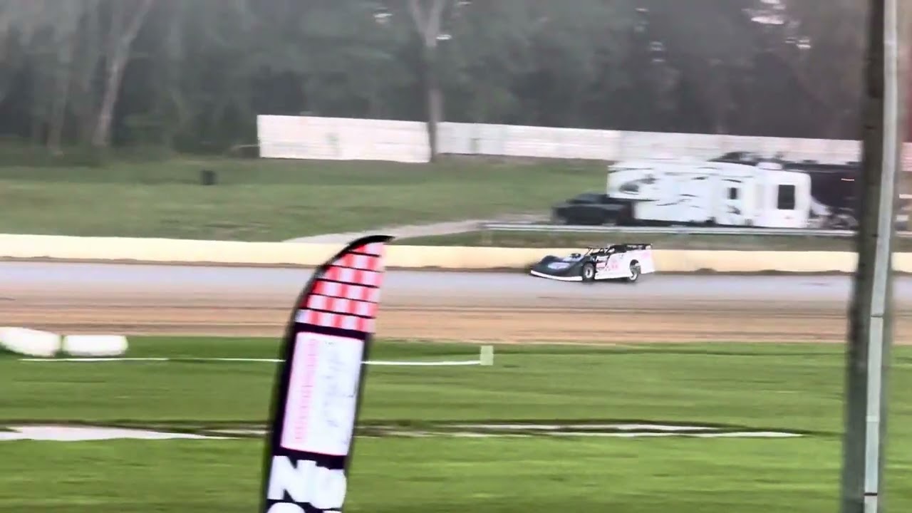 The last qualifying laps of the 🐐 Scott Bloomquist at All Tech. #dirttrackracing #scottbloomquist