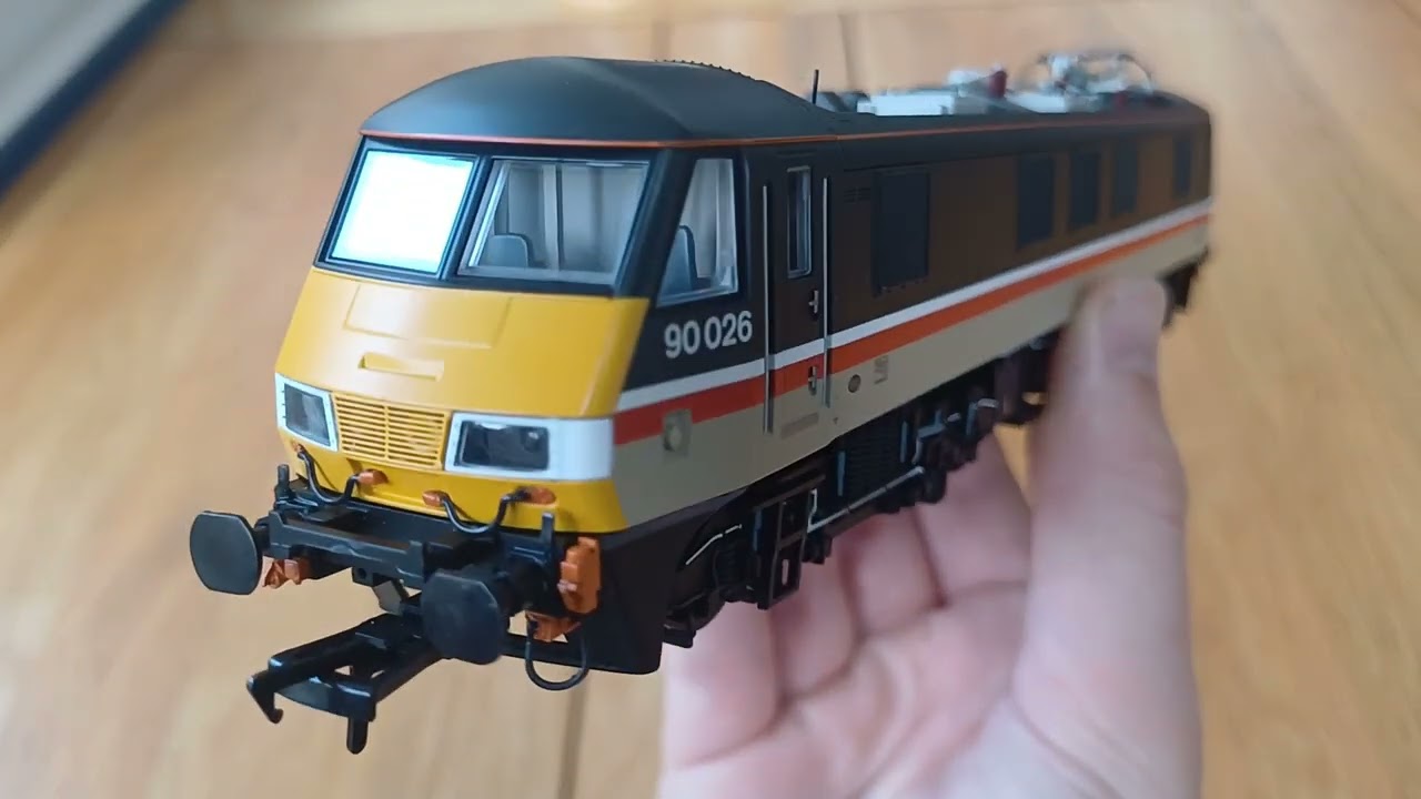 LNER377 Unboxing: Bachmann Class 90 in Intercity Mainline livery