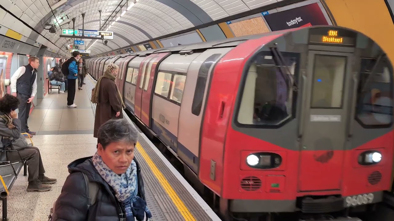 Green Park station trains, Jubilee Line, eastbound