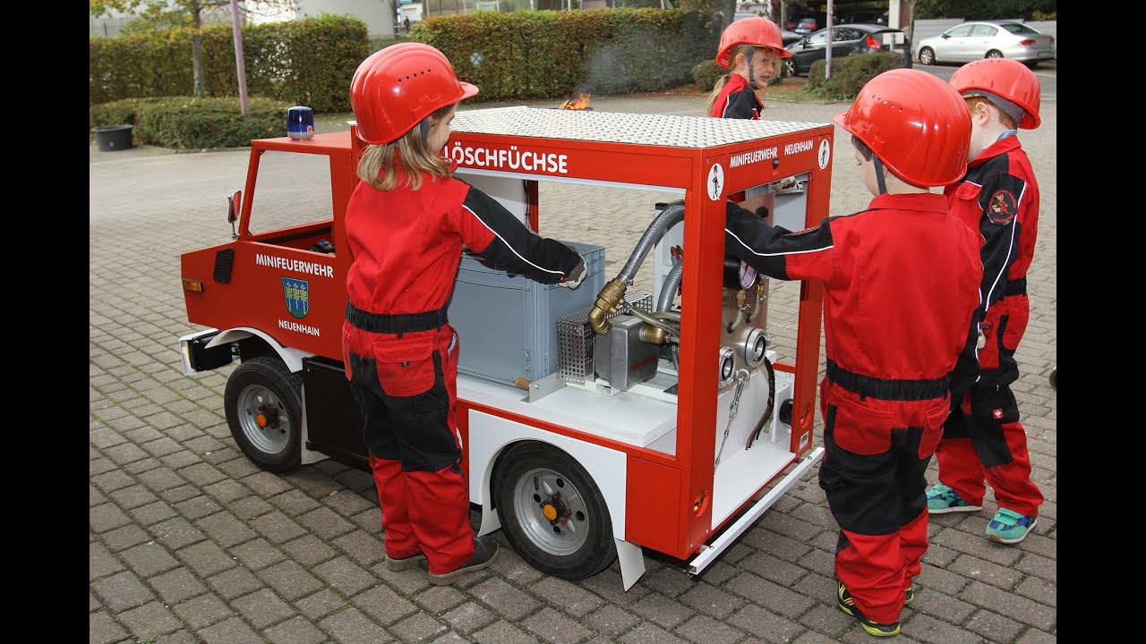Kinderfeuerwehr übt mit selbstgebautem Mini Unimog für den Einsatz.