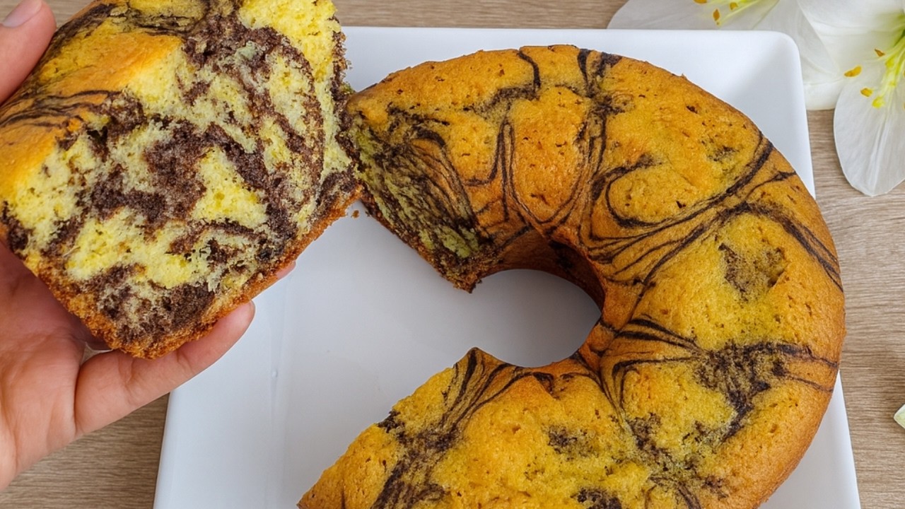 Three-Color Saffron, Cocoa & Vanilla Marble Cake | Soft, Aromatic, and Easy to Make