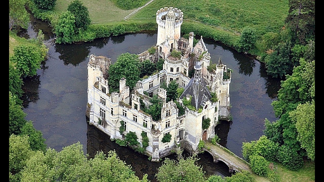 Château de la Mothe-Chandeniers: 6,500 people buy crumbling castle
