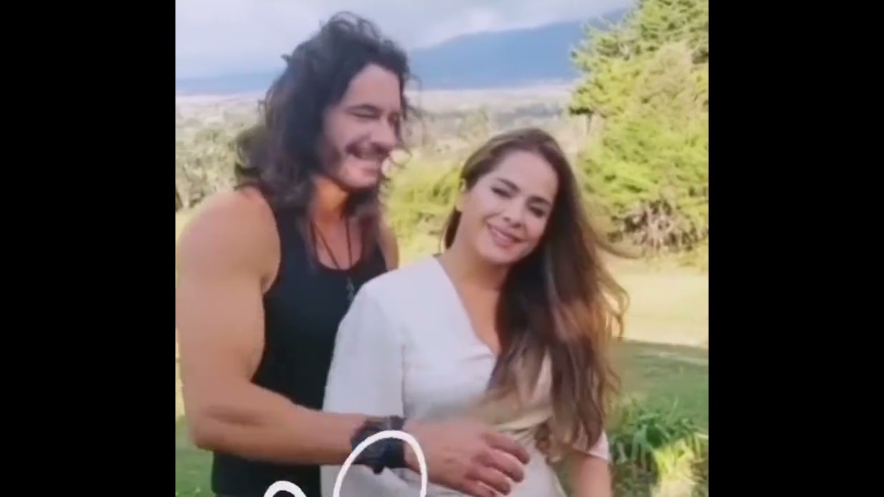 Danna Garc&iacute;a y Mario Cimarro recrean la foto de Juan y Norma 🔥🔥