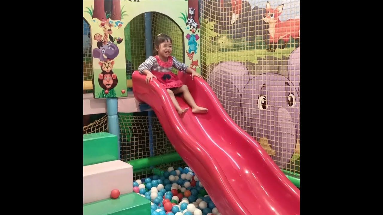 Keseruan Nala twins di playground Luwes Ngawi