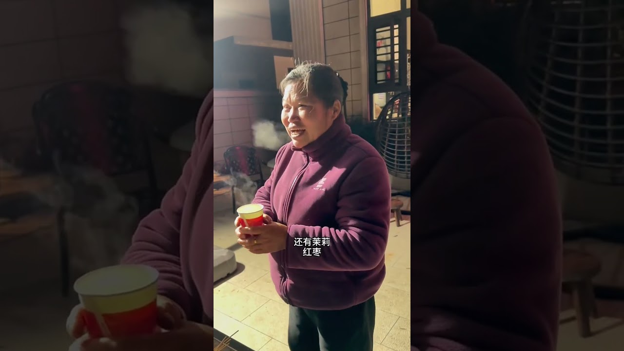 年后的农村庭院烧烤，下雨了也抵挡不住大家快乐的心情～婆家娘家亲朋好友聚在一起的大家庭，热热闹闹团团圆圆，烟花爆竹年味十足，2026新年快乐啊#王蓉仨娃妈 #年味#新年快乐 #日常vlog记录生活