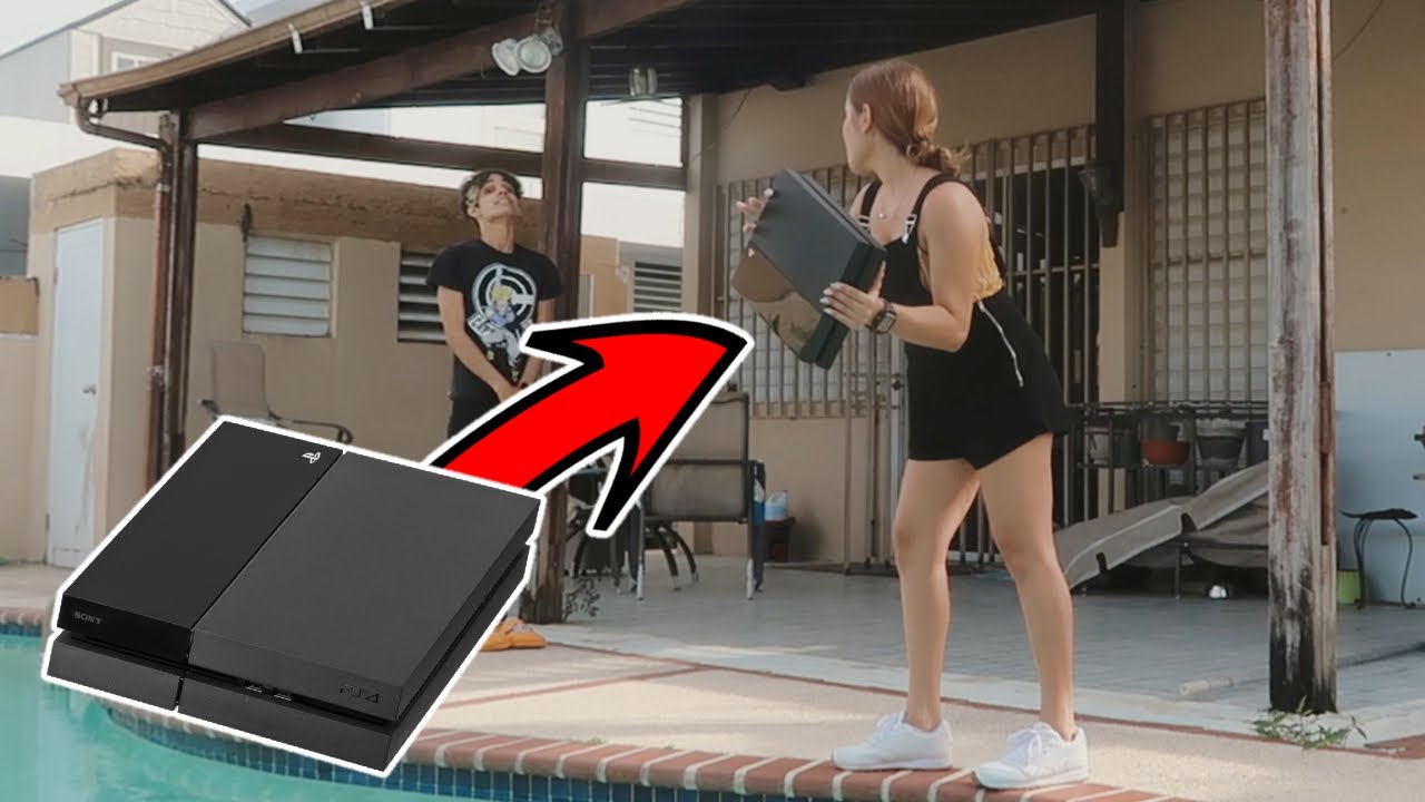 MI NOVIA TIRÓ MI PS4 A LA PISCINA! *BROMA FUERTE*