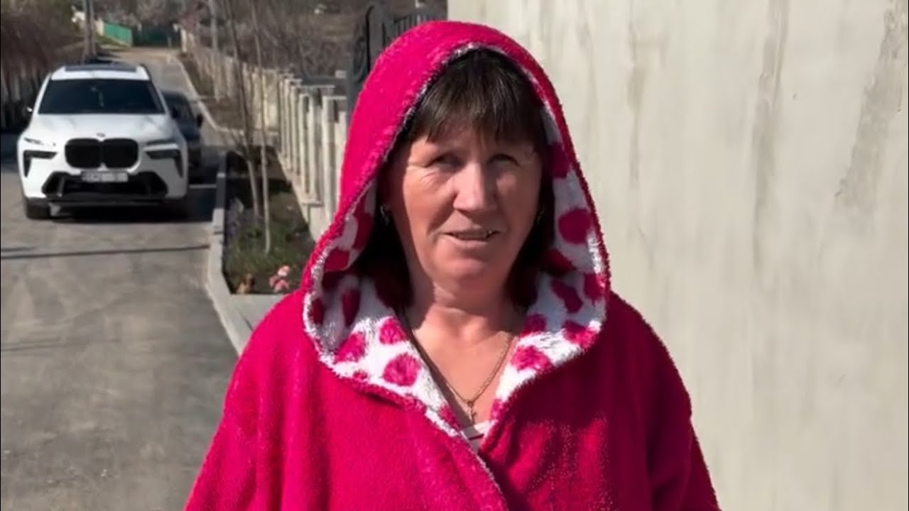 Vecina Lilia vorbește &icirc;n engleză și merge &icirc;n vacanță / Emilian Crețu 