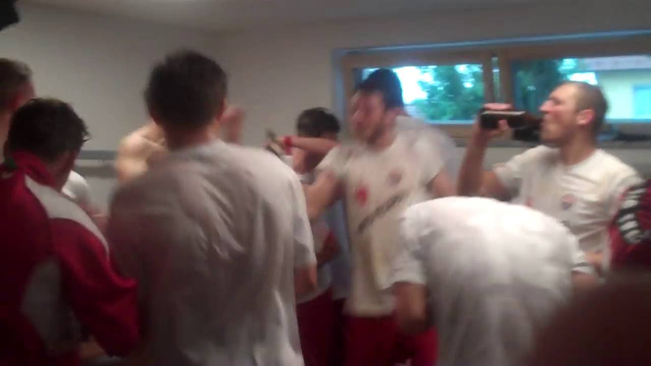 Kabinenparty! Die Gilchinger Spieler feiern den Aufstieg