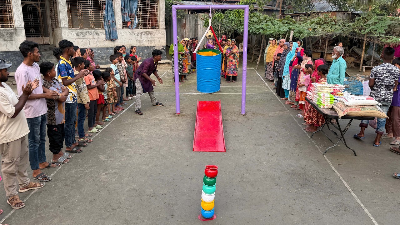 নিখুঁত টাইমিং ছাড়া জেতা অসম্ভব! দুলন্ত ড্রামে টার্গেট করে ঘটি ভাঙার খেলায় রুদ্ধশ্বাস প্রতিযোগিতা !