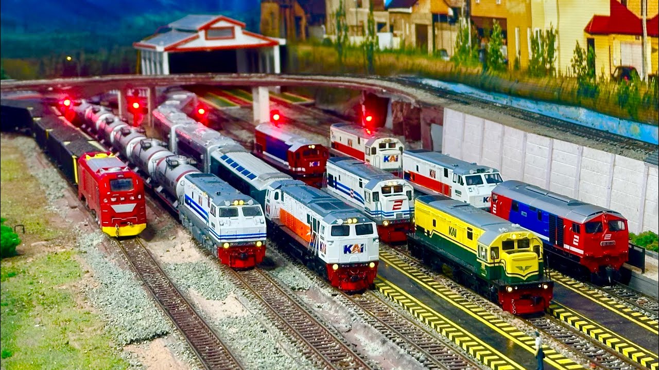 Rombongan Kereta api banyak Livery dihentikan PPKA akibat KA Argowilis anjlok di tanjakan ekstrem