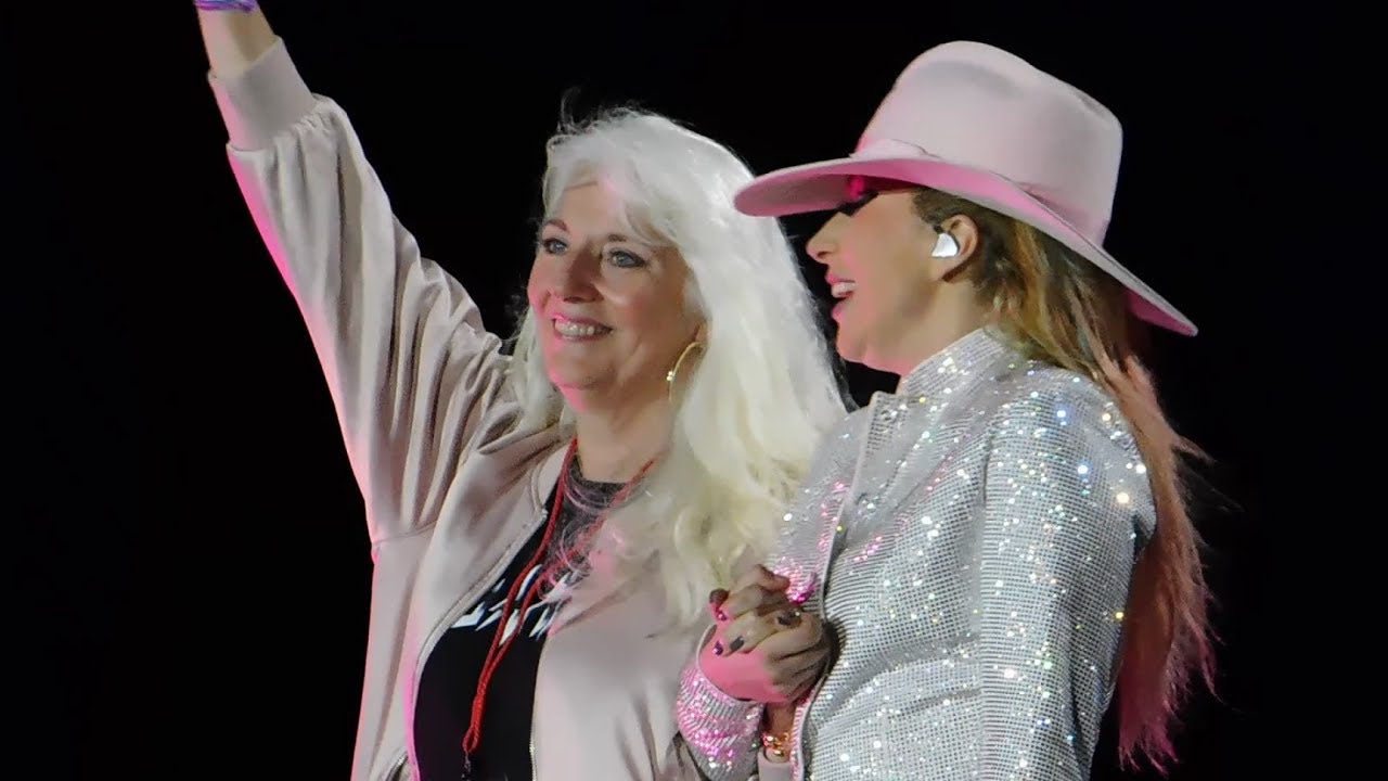 Lady Gaga Brings Mom On Stage & 