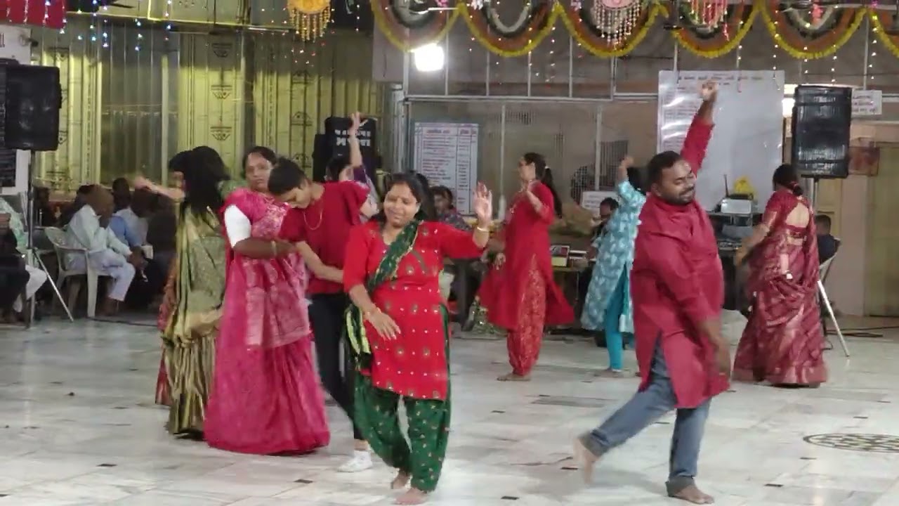 गुजरात में भक्तों का भजन में एक अच्छा सा गरभा डांस। 😍🤌🌷