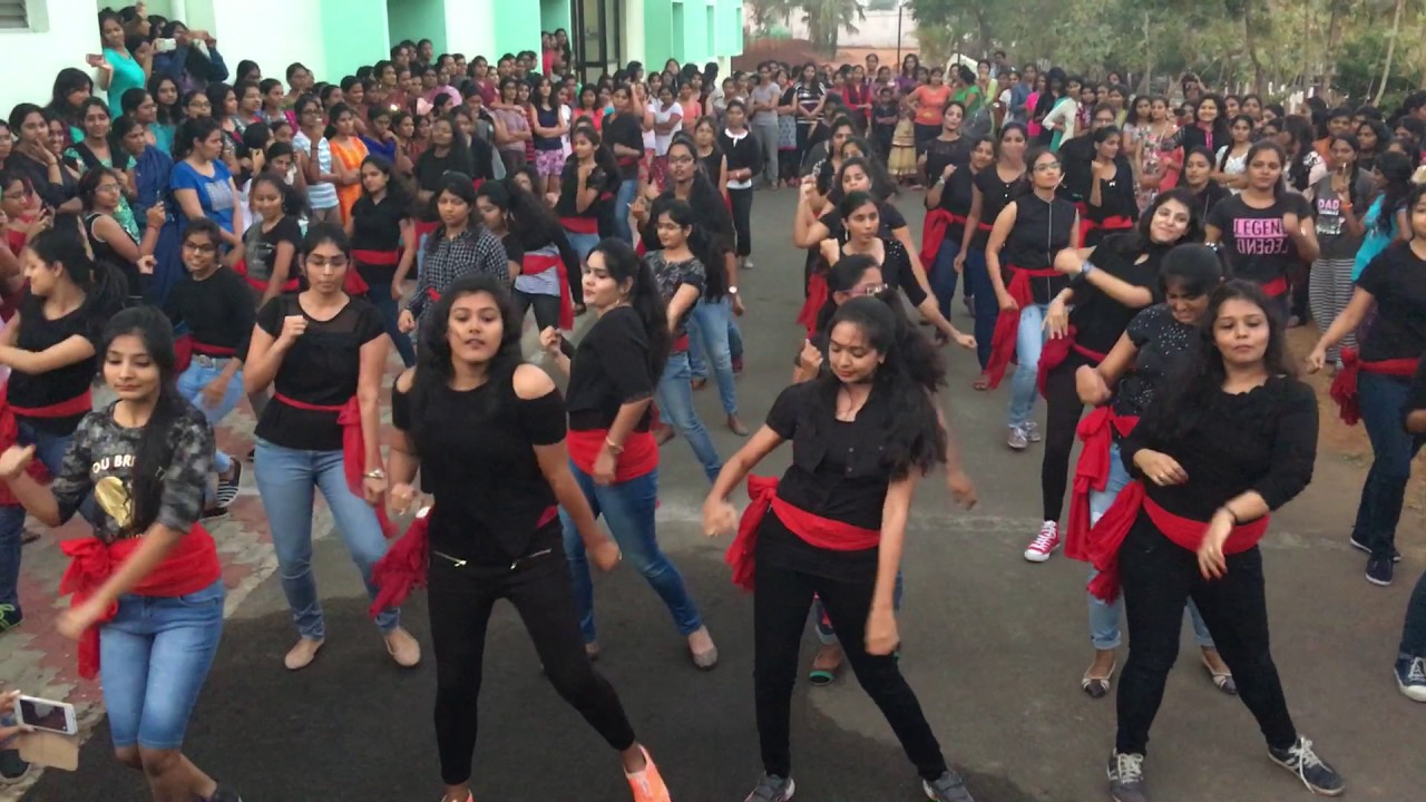 GITAM Vizag girl's welcome 2017 in style-FLASH MOB