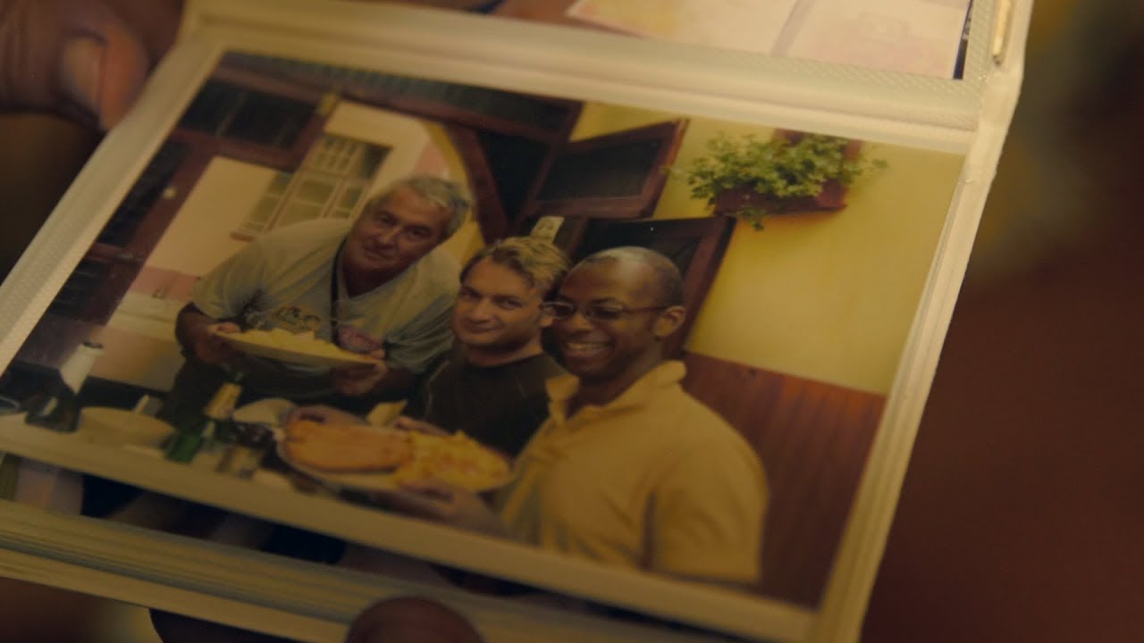 MONOLOG DESPRE ACCEPTARE. Ce-i de făcut când copilul tău îți spune: „Tată, sunt gay“