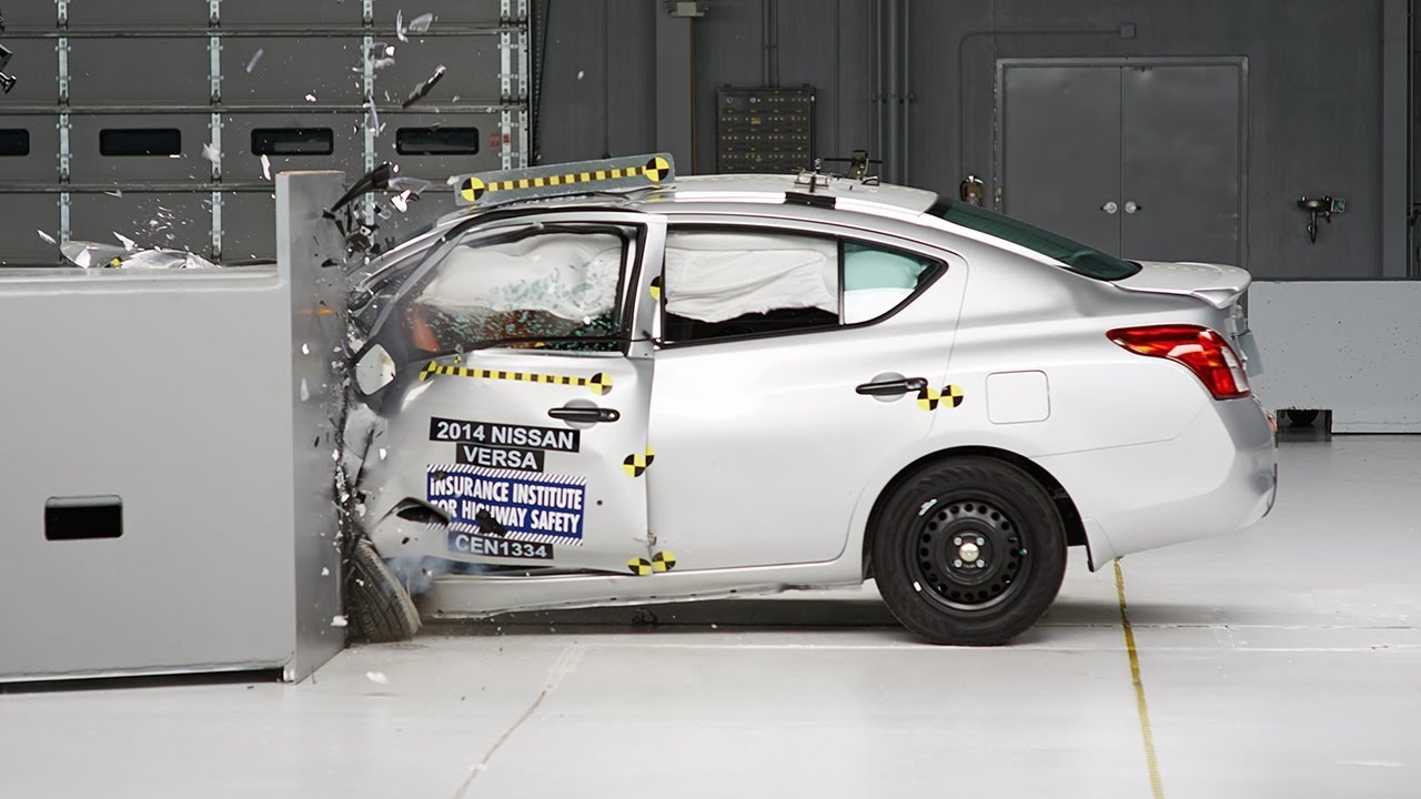 2014 Nissan Versa sedan driver-side small overlap IIHS crash test