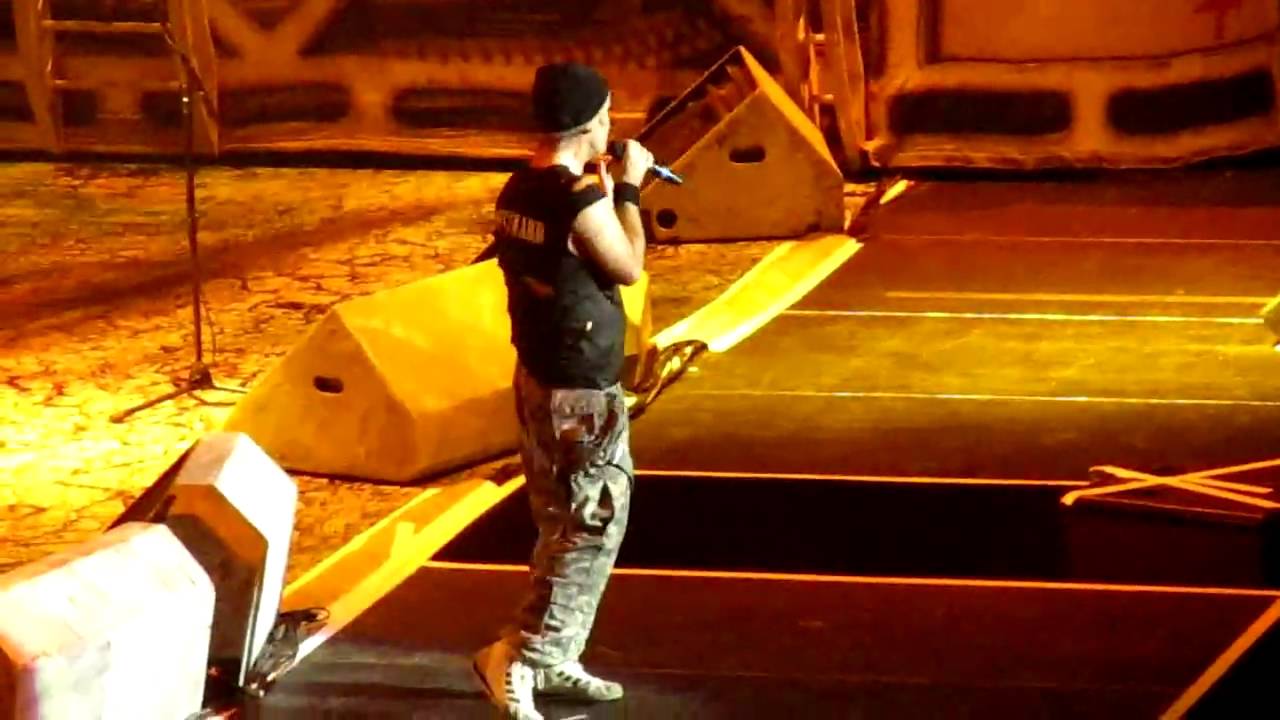Iron Maiden remembers Ronnie James Dio at Madison Square Garden in New York City 7/12/10