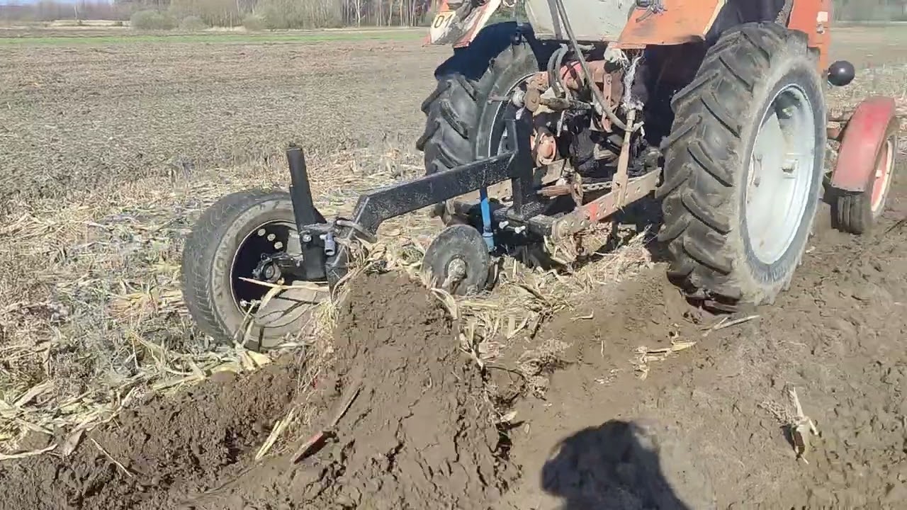 Оранка поля, після кукурудзи, плугом беллота, квернеланд розмір 1-50! Трактор Т-25!