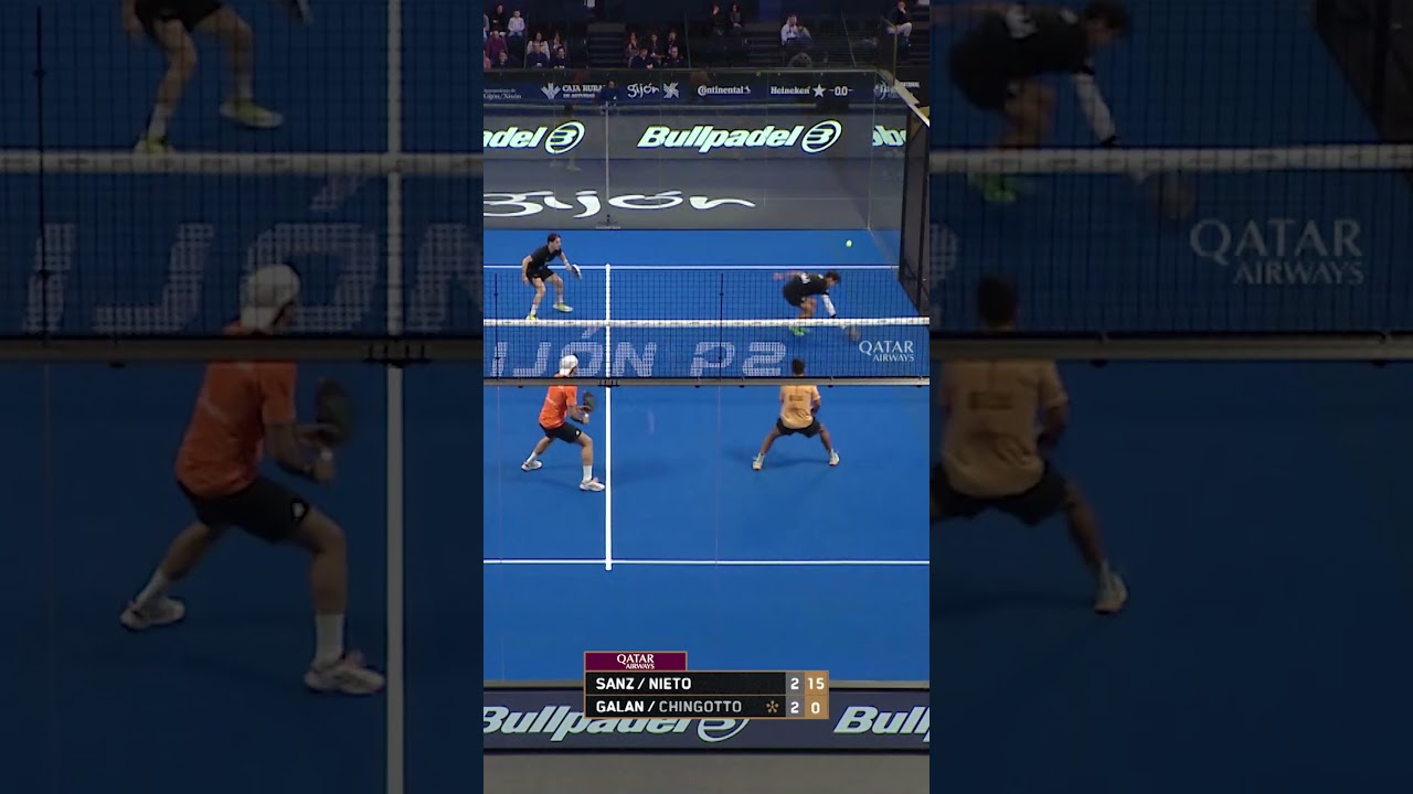 Ale Galan with an 𝙤𝙪𝙩 𝙤𝙛 𝙩𝙝𝙞𝙨 𝙬𝙤𝙧𝙡𝙙 smash ☄️👽 #PremierPadel #GijonPremierPadelP2