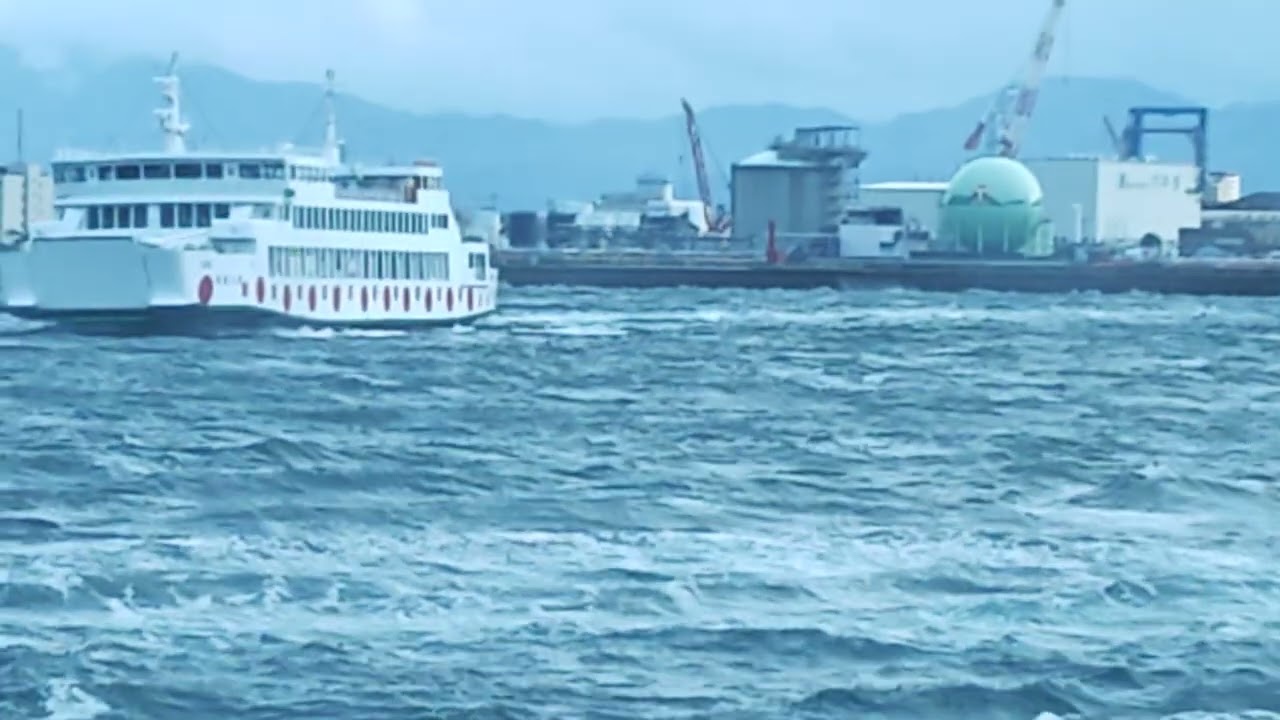高松港入港直前の風景　　　Ferry from Shodoshima scenery just before entering Takamatsu Port