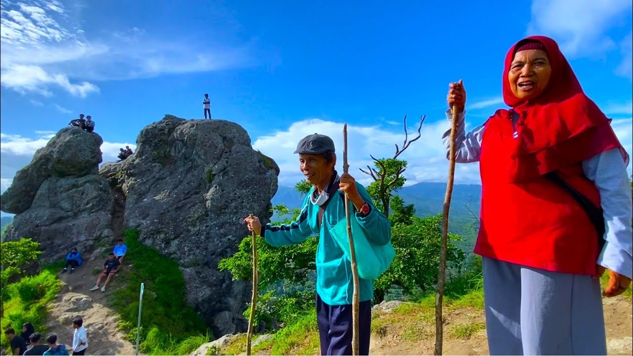 INI RAHASIA MEREKA ..  LANSIA TANGGUH, MASIH BUGAR NAIK GUNUNG CUMBRI,,