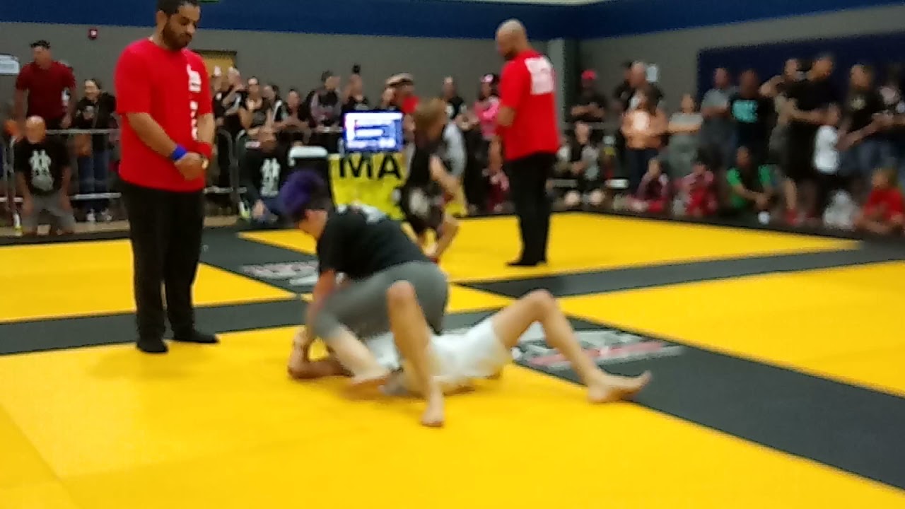 Girl Fights Boy, jiu jitsu, No Gi Grappling