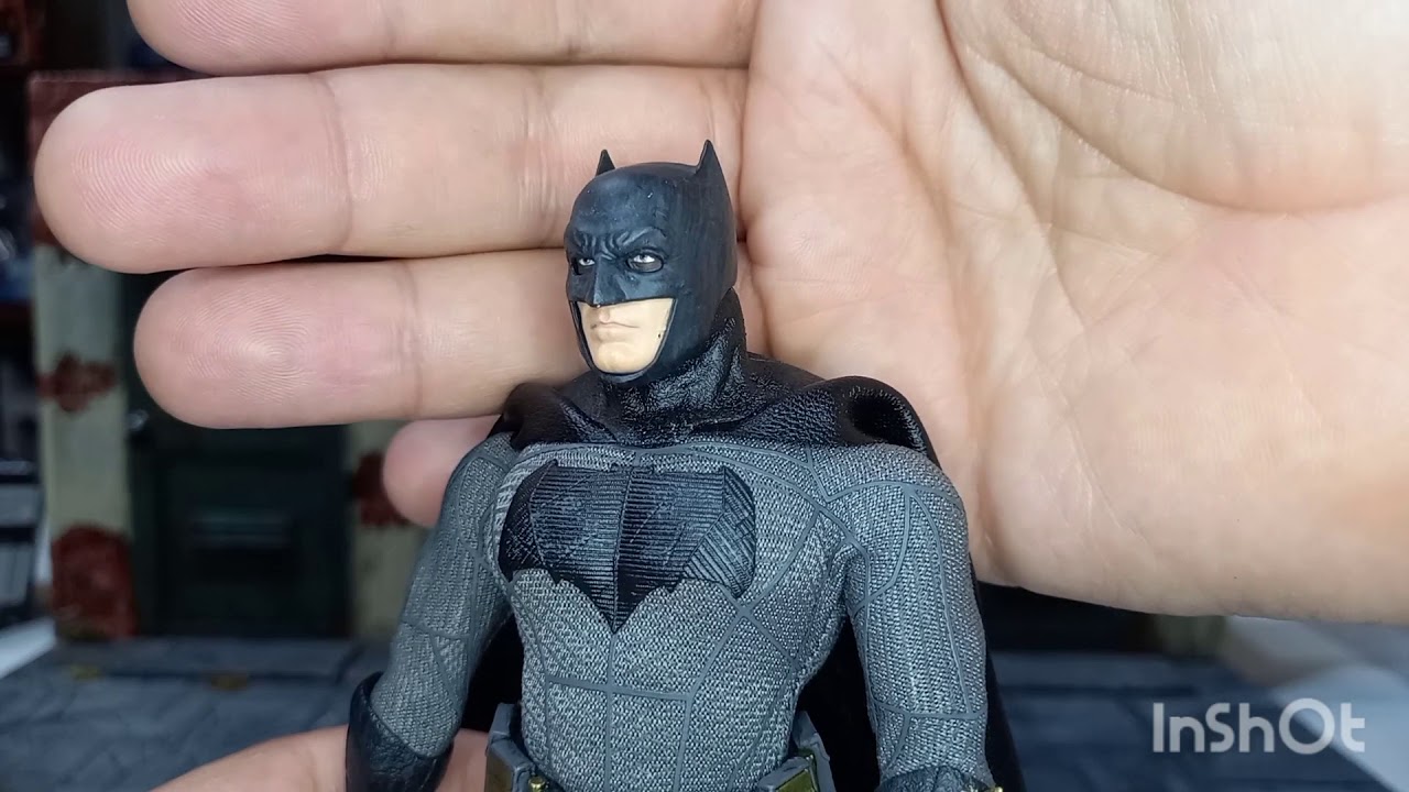 unboxing video review en español de figura mezco one 12 batman . batman vs superman