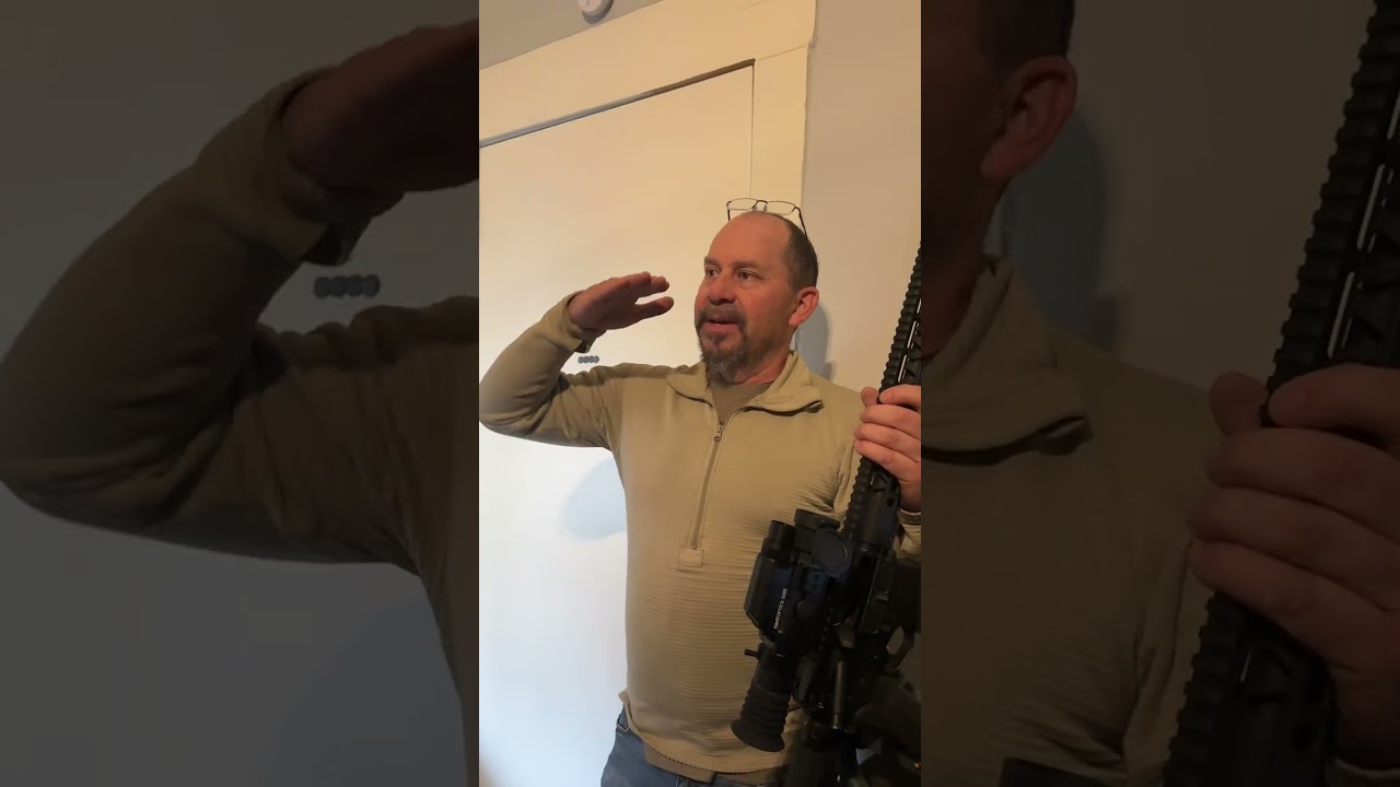 Todd mostra a Dave il cannocchiale intelligente con reticolo automatico